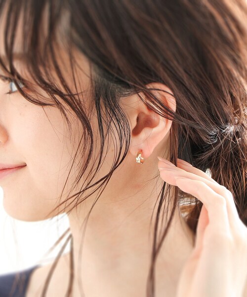 COCOSHNIK(ココシュニック)の「K10アンジュレート フープピアス中(ピアス(両耳用)・レディース・ホワイト系その他7・00)」の7枚目の写真