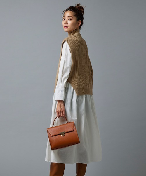 Pierrot(ピエロ)の「ギャザー切り替えワンピース(ワンピース・レディース・ブラック/オフホワイト・L/M)」の1枚目の写真