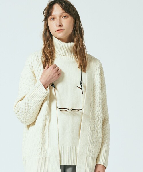 J.PRESS YORK STREET(ジェイプレスヨークストリート)の「【WOMEN】WINTER アシメケーブル カーディガン(カーディガン/ボレロ・レディース・ベージュ系/アイボリー系/ダルブルー系・F)」の2枚目の写真