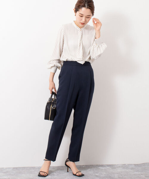 NOLLEY’S(ノーリーズ)の「タックテーパードパンツ(その他パンツ・レディース・ベージュ/ネイビー/イエロー・38/36/34)」の5枚目の写真