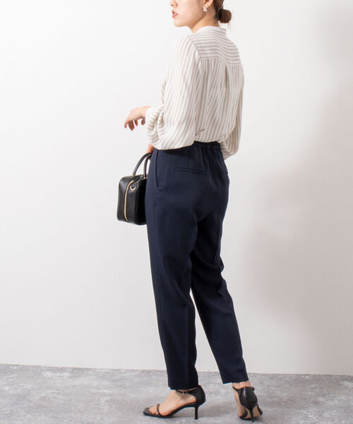 NOLLEY’S(ノーリーズ)の「タックテーパードパンツ(その他パンツ・レディース・ベージュ/ネイビー/イエロー・38/36/34)」の6枚目の写真