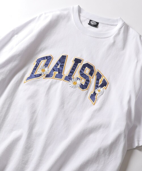 FREAK'S STORE(フリークスストア)の「WEB限定 ビッグシルエット DAISY フラワーアレンジ サテン刺繍 カレッジロゴ クルーネックTシャツ/アーチロゴ(Tシャツ/カットソー・メンズ・アッシュグレー/ブラック/ロイヤルブルー/ホワイト/ダークグリーン・MEDIUM/LARGE/SMALL)」の2枚目の写真