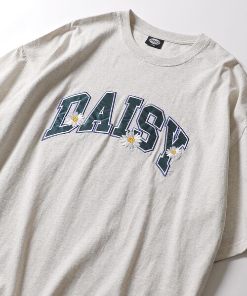 FREAK'S STORE(フリークスストア)の「WEB限定 ビッグシルエット DAISY フラワーアレンジ サテン刺繍 カレッジロゴ クルーネックTシャツ/アーチロゴ(Tシャツ/カットソー・メンズ・アッシュグレー/ブラック/ロイヤルブルー/ホワイト/ダークグリーン・MEDIUM/LARGE/SMALL)」の4枚目の写真