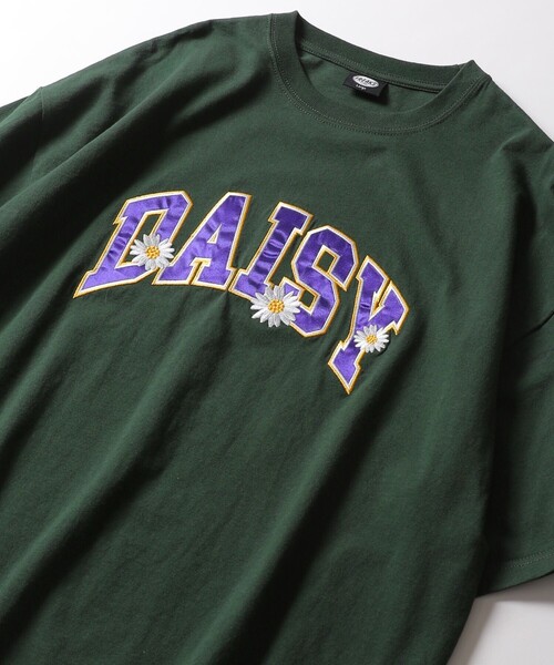 FREAK'S STORE(フリークスストア)の「WEB限定 ビッグシルエット DAISY フラワーアレンジ サテン刺繍 カレッジロゴ クルーネックTシャツ/アーチロゴ(Tシャツ/カットソー・メンズ・アッシュグレー/ブラック/ロイヤルブルー/ホワイト/ダークグリーン・MEDIUM/LARGE/SMALL)」の5枚目の写真