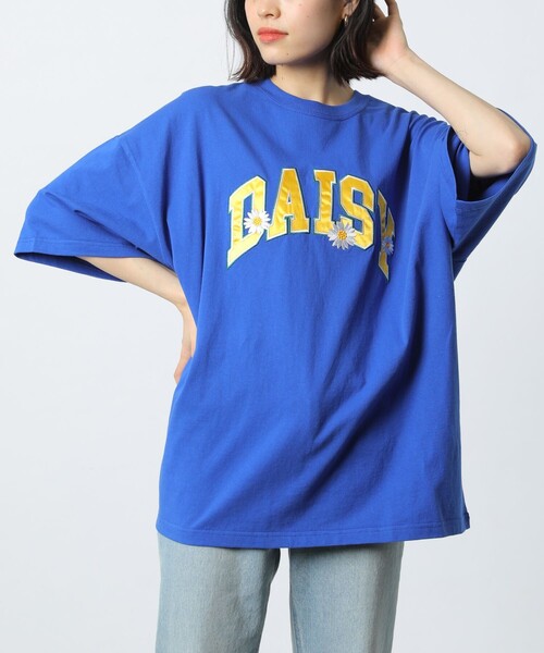 FREAK'S STORE(フリークスストア)の「WEB限定 ビッグシルエット DAISY フラワーアレンジ サテン刺繍 カレッジロゴ クルーネックTシャツ/アーチロゴ(Tシャツ/カットソー・メンズ・アッシュグレー/ブラック/ロイヤルブルー/ホワイト/ダークグリーン・MEDIUM/LARGE/SMALL)」の7枚目の写真