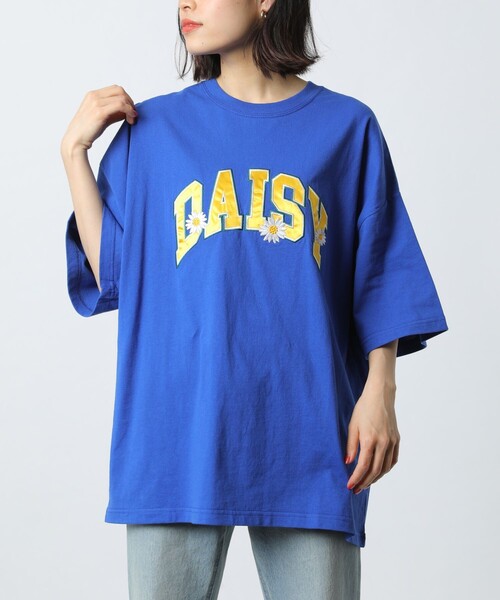 FREAK'S STORE(フリークスストア)の「WEB限定 ビッグシルエット DAISY フラワーアレンジ サテン刺繍 カレッジロゴ クルーネックTシャツ/アーチロゴ(Tシャツ/カットソー・メンズ・アッシュグレー/ブラック/ロイヤルブルー/ホワイト/ダークグリーン・MEDIUM/LARGE/SMALL)」の9枚目の写真