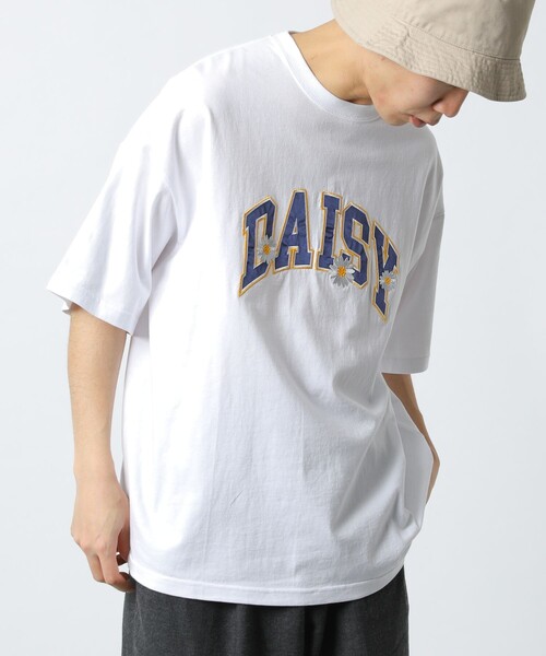 FREAK'S STORE(フリークスストア)の「WEB限定 ビッグシルエット DAISY フラワーアレンジ サテン刺繍 カレッジロゴ クルーネックTシャツ/アーチロゴ(Tシャツ/カットソー・メンズ・アッシュグレー/ブラック/ロイヤルブルー/ホワイト/ダークグリーン・MEDIUM/LARGE/SMALL)」の10枚目の写真