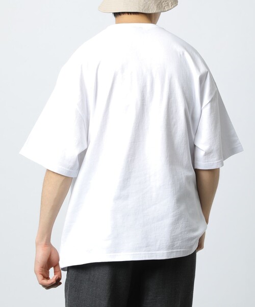 FREAK'S STORE(フリークスストア)の「WEB限定 ビッグシルエット DAISY フラワーアレンジ サテン刺繍 カレッジロゴ クルーネックTシャツ/アーチロゴ(Tシャツ/カットソー・メンズ・アッシュグレー/ブラック/ロイヤルブルー/ホワイト/ダークグリーン・MEDIUM/LARGE/SMALL)」の11枚目の写真
