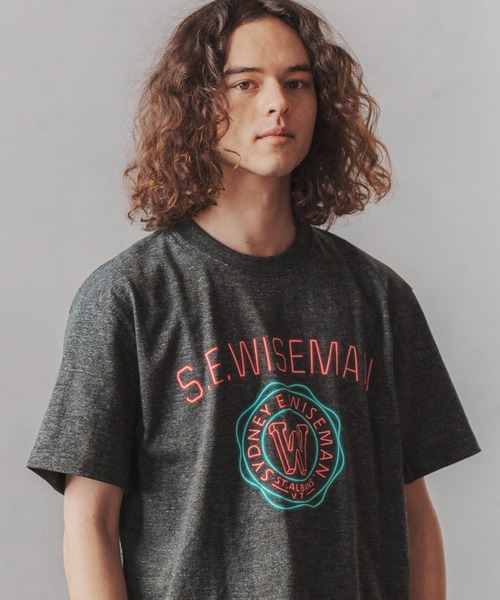 CAMBIO(カンビオ)の「mt7803-プリントT(s.e.wisemanネオンカレッジ)(Tシャツ/カットソー・メンズ・ブルー系その他/ブラック系その他/ミックスグレー・S/XL/L/M)」の2枚目の写真