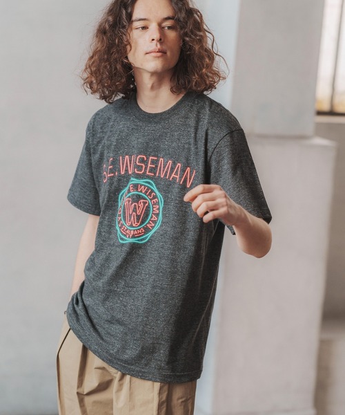 CAMBIO(カンビオ)の「mt7803-プリントT(s.e.wisemanネオンカレッジ)(Tシャツ/カットソー・メンズ・ブルー系その他/ブラック系その他/ミックスグレー・S/XL/L/M)」の8枚目の写真