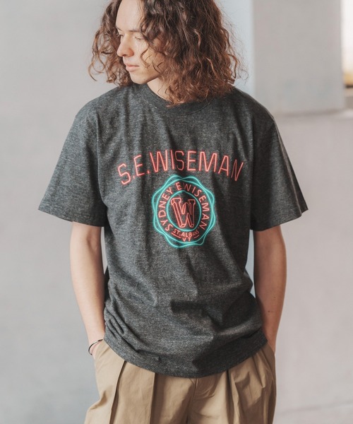 CAMBIO(カンビオ)の「mt7803-プリントT(s.e.wisemanネオンカレッジ)(Tシャツ/カットソー・メンズ・ブルー系その他/ブラック系その他/ミックスグレー・S/XL/L/M)」の9枚目の写真