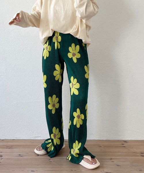 wee9s（ウィークス）の「relax flower pleats pants / リラックスフラワープリーツパンツ（その他パンツ・レディース・ブラック/グリーン・FREE）」の2枚目の写真