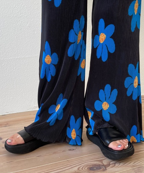 wee9s（ウィークス）の「relax flower pleats pants / リラックスフラワープリーツパンツ（その他パンツ・レディース・ブラック/グリーン・FREE）」の4枚目の写真