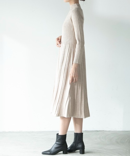 M.deux(エムドゥ)の「フレアニットワンピース(ワンピース・レディース・ブラック/ベージュ・MEDIUM)」の4枚目の写真