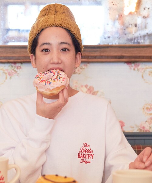 FREAK'S STORE（フリークスストア）の「【WEB限定】THE LITTLE BAKERY × FREAK'S STORE/リトルベーカリー THE LITTLE BAKERY 別注刺繍裏起毛スウェット（スウェット・レディース・ライトグレー/ブラック/オフホワイト/ピンク・SMALL/MEDIUM/LARGE）」の6枚目の写真