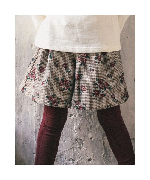 BeBe（ベベ）の「BeBe/【お揃い】千鳥チェックローズプリントキュロットパンツ(90~150cm)（その他パンツ・キッズ・レッド系その他/パープル系その他・140/150/120/130/100/110/90）」の2枚目の写真