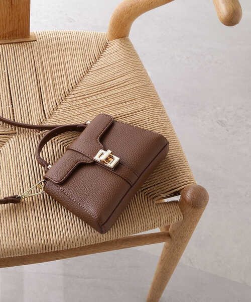 NATURAL BEAUTY BASIC（ナチュラルビューティーベーシック）の「【美人百花掲載・Oggi/VERY掲載】ジェシカポシェット（ショルダーバッグ・レディース・ブラック/オフホワイト/ゴールド/ブラウン・ﾌﾘ-）」の4枚目の写真