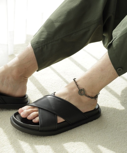 niko and（ニコアンド）の「フェイクレザークロスサンダル