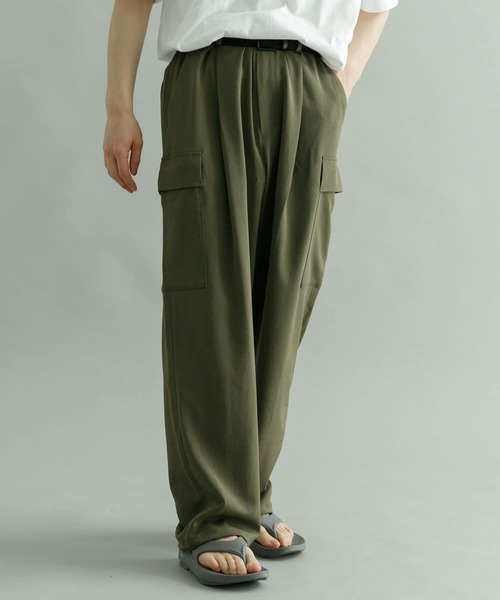 URBAN RESEARCH（アーバンリサーチ）の「ワンタックカーゴパンツ（カーゴパンツ・メンズ・チャコールグレー/オリーブ・MEDIUM/LARGE）」の2枚目の写真