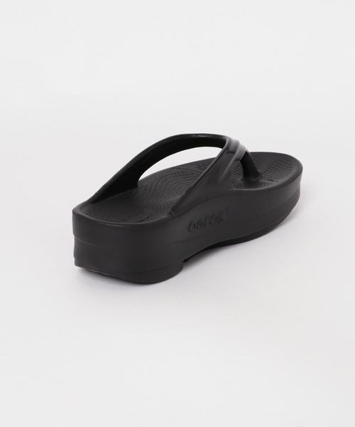 OOFOS（ウーフォス）の「OOFOS　Oomega（サンダル・レディース・ブラック・6/7）」の4枚目の写真