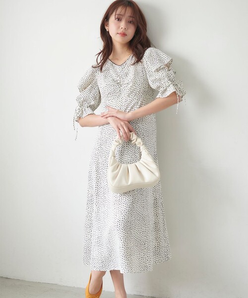 Feroux(フェルゥ)の「【洗える】ショルダーオープンドット ワンピース(ワンピース・レディース・ホワイト系5/ブラック系5・F)」の2枚目の写真
