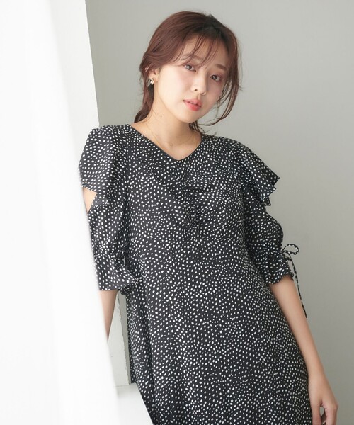 Feroux(フェルゥ)の「【洗える】ショルダーオープンドット ワンピース(ワンピース・レディース・ホワイト系5/ブラック系5・F)」の3枚目の写真