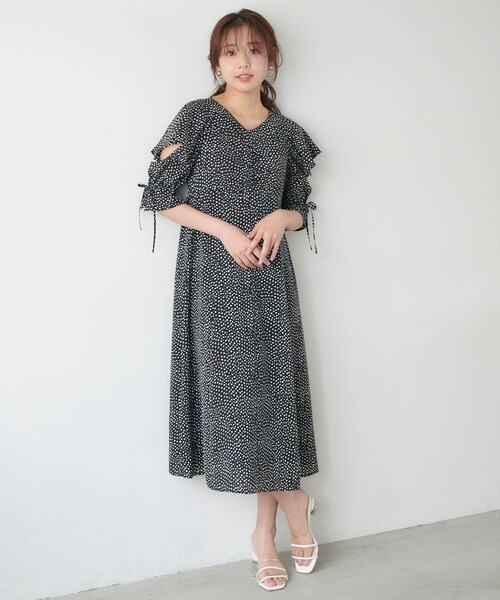 Feroux(フェルゥ)の「【洗える】ショルダーオープンドット ワンピース(ワンピース・レディース・ホワイト系5/ブラック系5・F)」の4枚目の写真