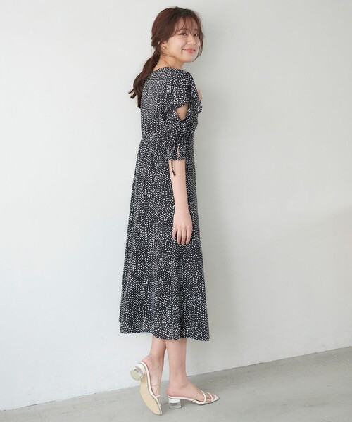 Feroux(フェルゥ)の「【洗える】ショルダーオープンドット ワンピース(ワンピース・レディース・ホワイト系5/ブラック系5・F)」の5枚目の写真