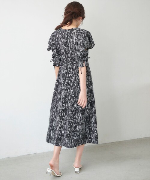 Feroux(フェルゥ)の「【洗える】ショルダーオープンドット ワンピース(ワンピース・レディース・ホワイト系5/ブラック系5・F)」の6枚目の写真