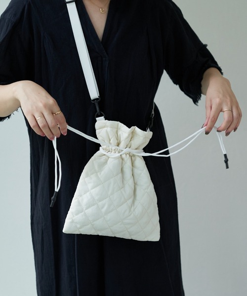 Daily russet(デイリー ラシット)の「ナイロンコットン 巾着ショルダーバッグ(ショルダーバッグ・レディース・イエロー/ピンク/ホワイト/ブルー/ブラック・FREE)」の2枚目の写真