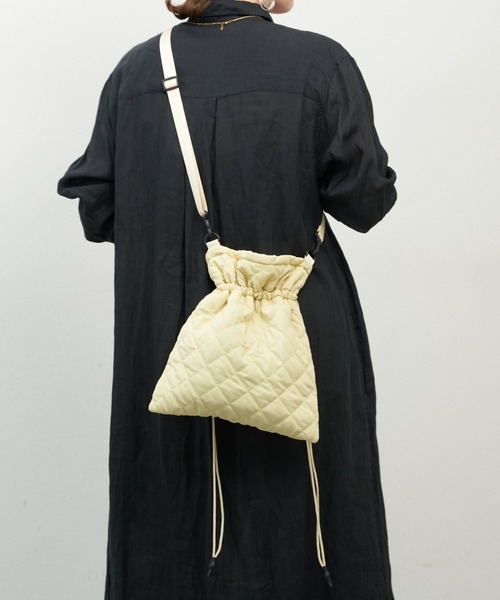 Daily russet(デイリー ラシット)の「ナイロンコットン 巾着ショルダーバッグ(ショルダーバッグ・レディース・イエロー/ピンク/ホワイト/ブルー/ブラック・FREE)」の5枚目の写真