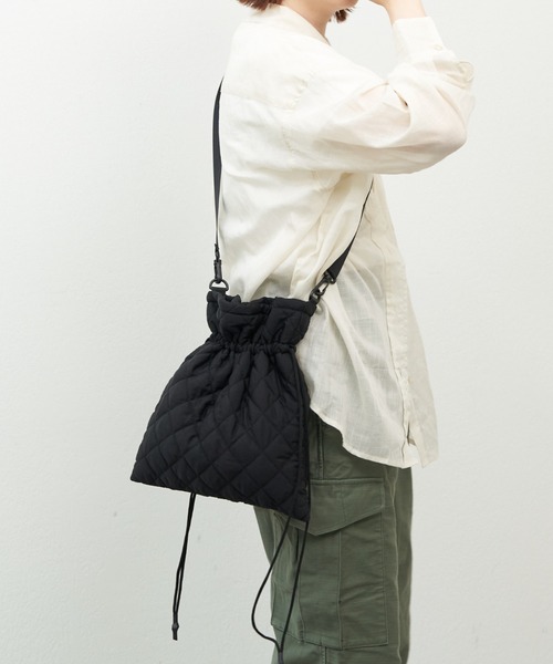 Daily russet(デイリー ラシット)の「ナイロンコットン 巾着ショルダーバッグ(ショルダーバッグ・レディース・イエロー/ピンク/ホワイト/ブルー/ブラック・FREE)」の3枚目の写真