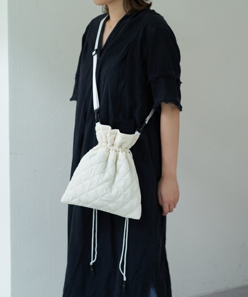 Daily russet(デイリー ラシット)の「ナイロンコットン 巾着ショルダーバッグ(ショルダーバッグ・レディース・イエロー/ピンク/ホワイト/ブルー/ブラック・FREE)」の15枚目の写真