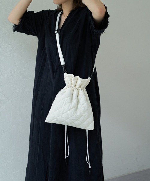 Daily russet(デイリー ラシット)の「ナイロンコットン 巾着ショルダーバッグ(ショルダーバッグ・レディース・イエロー/ピンク/ホワイト/ブルー/ブラック・FREE)」の16枚目の写真