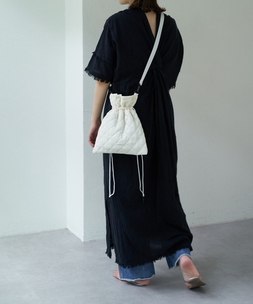 Daily russet(デイリー ラシット)の「ナイロンコットン 巾着ショルダーバッグ(ショルダーバッグ・レディース・イエロー/ピンク/ホワイト/ブルー/ブラック・FREE)」の17枚目の写真