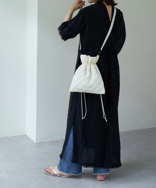 Daily russet(デイリー ラシット)の「ナイロンコットン 巾着ショルダーバッグ(ショルダーバッグ・レディース・イエロー/ピンク/ホワイト/ブルー/ブラック・FREE)」の18枚目の写真