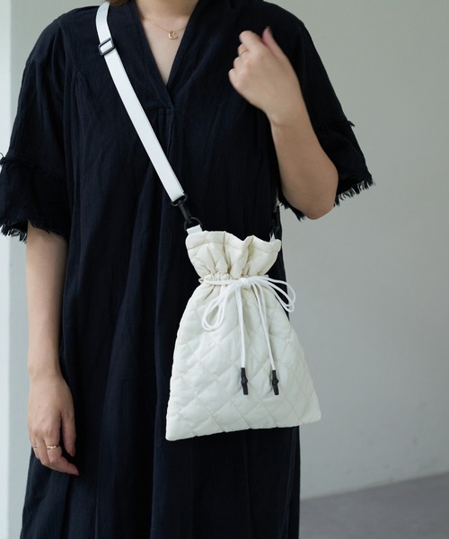 Daily russet(デイリー ラシット)の「ナイロンコットン 巾着ショルダーバッグ(ショルダーバッグ・レディース・イエロー/ピンク/ホワイト/ブルー/ブラック・FREE)」の20枚目の写真