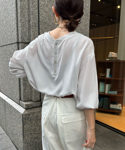 DouDou（ドゥドゥ）の「袖リブ7分袖バックボタンジョーゼットブラウス（シャツ/ブラウス・レディース・チャコールグレー/ライトグレー/ネイビー/オフホワイト・FREE）」の3枚目の写真