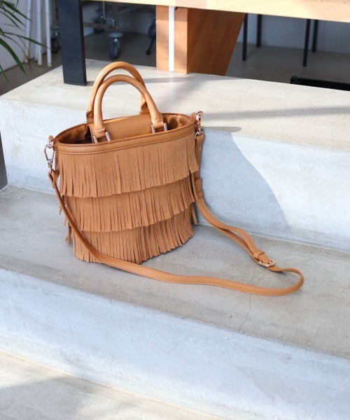 MIAN (ミアン)の「フリンジ2wayトートバッグ(トートバッグ・レディース・グレイッシュベージュ/グリーン/チャコールグレー/キャメル・FREE)」の4枚目の写真