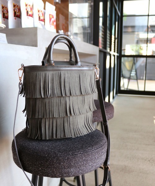 MIAN (ミアン)の「フリンジ2wayトートバッグ(トートバッグ・レディース・グレイッシュベージュ/グリーン/チャコールグレー/キャメル・FREE)」の1枚目の写真