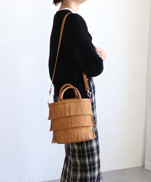 MIAN (ミアン)の「フリンジ2wayトートバッグ(トートバッグ・レディース・グレイッシュベージュ/グリーン/チャコールグレー/キャメル・FREE)」の9枚目の写真