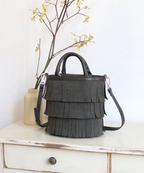 MIAN (ミアン)の「フリンジ2wayトートバッグ(トートバッグ・レディース・グレイッシュベージュ/グリーン/チャコールグレー/キャメル・FREE)」の8枚目の写真