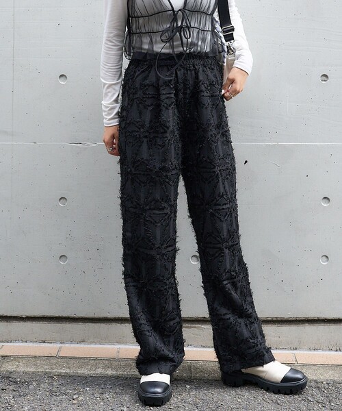 オフセットバックルジャガード パンツ