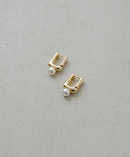 Omekashi（オメカシ）の「スクエアパールピアス（ピアス（両耳用）・レディース・シルバー/ゴールド・ONE SIZE）」の4枚目の写真