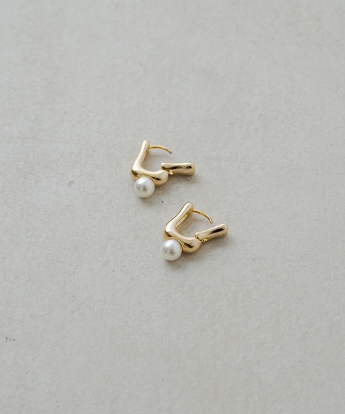 Omekashi（オメカシ）の「スクエアパールピアス（ピアス（両耳用）・レディース・シルバー/ゴールド・ONE SIZE）」の5枚目の写真