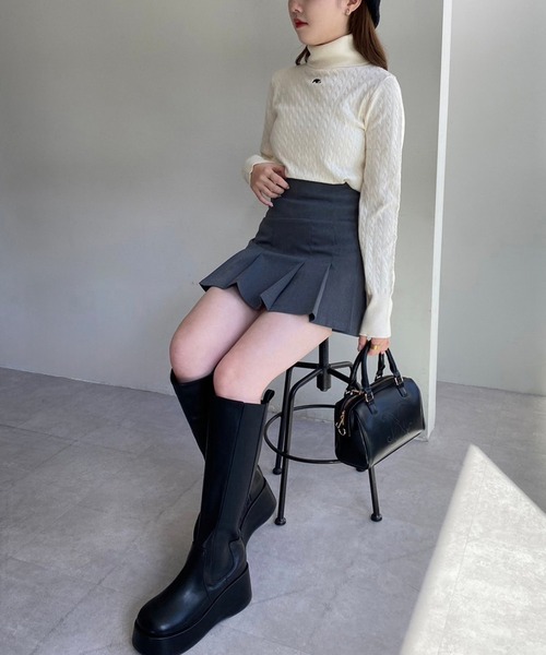 one after another NICE CLAUP(ワンアフターアナザーナイスクラップ)の「刺しゅうケーブルハイネックニット(ニット/セーター・レディース・グレー/ブラック/レッド/オフホワイト・FREE)」の6枚目の写真