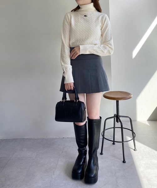 one after another NICE CLAUP(ワンアフターアナザーナイスクラップ)の「刺しゅうケーブルハイネックニット(ニット/セーター・レディース・グレー/ブラック/レッド/オフホワイト・FREE)」の7枚目の写真