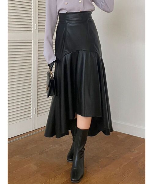 dazzlin(ダズリン)の「フェイクレザーエレガントナロースカート(スカート・レディース・ブラック/ベージュ・SMALL/MEDIUM)」の2枚目の写真