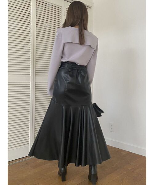 dazzlin(ダズリン)の「フェイクレザーエレガントナロースカート(スカート・レディース・ブラック/ベージュ・SMALL/MEDIUM)」の7枚目の写真