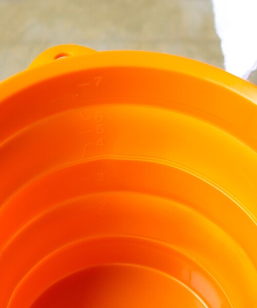 BEAMS JAPAN（ビームス　ジャパン）の「ISETO / 別注 折りたたみ バケツ（ランドリーグッズ・メンズ・ブルー/オレンジ・ONE SIZE）」の4枚目の写真